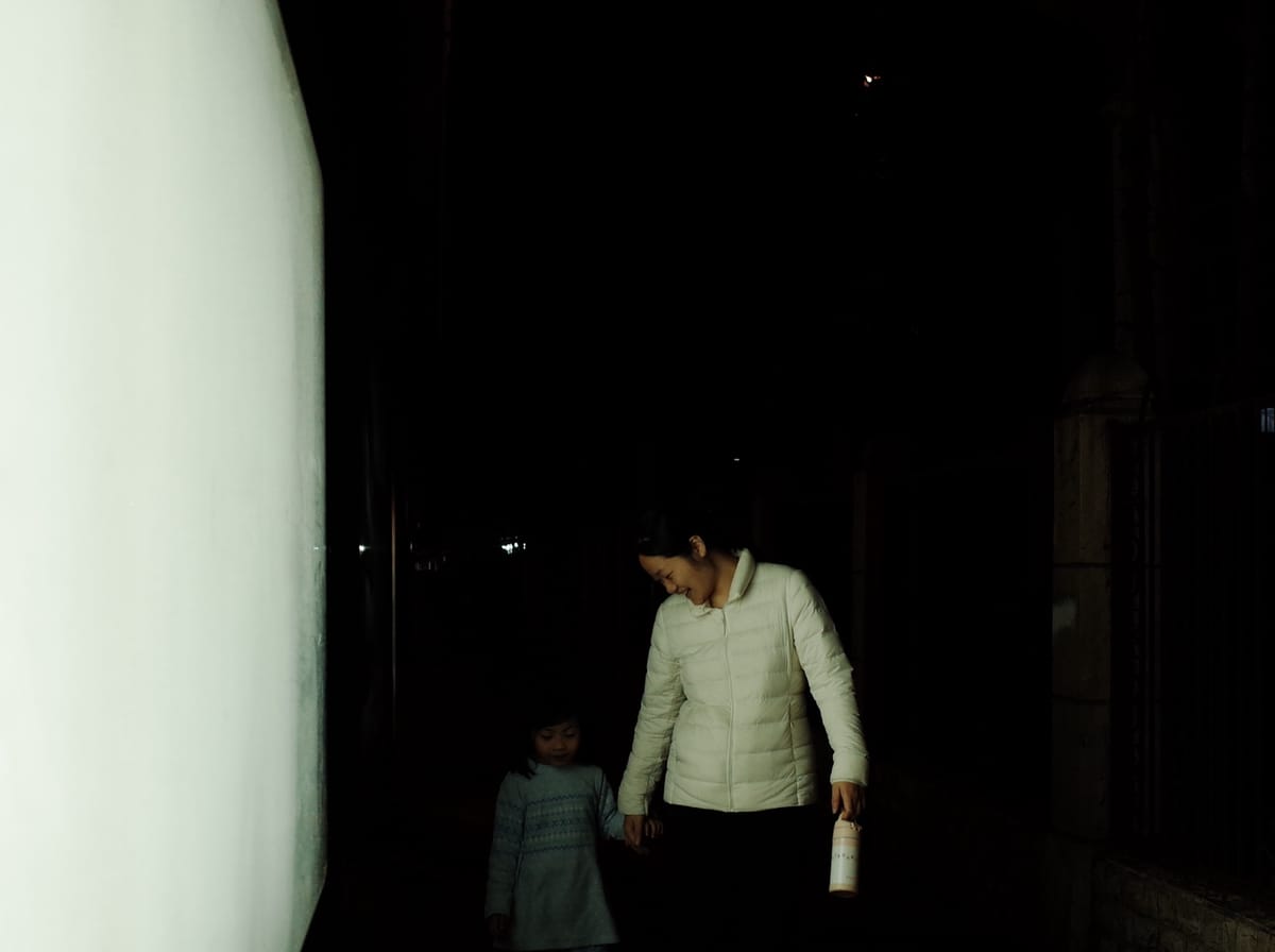广告灯箱照亮夜行人, image 28