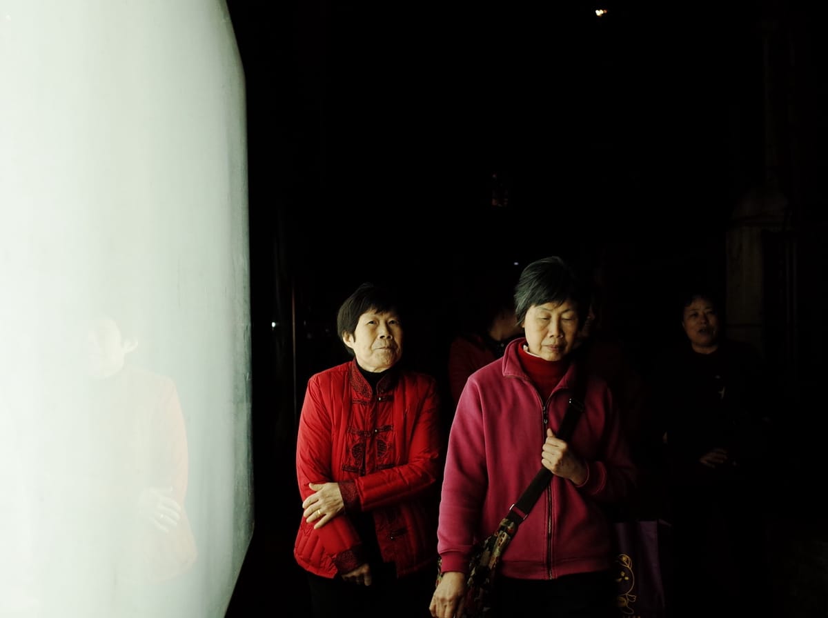 广告灯箱照亮夜行人, image 42
