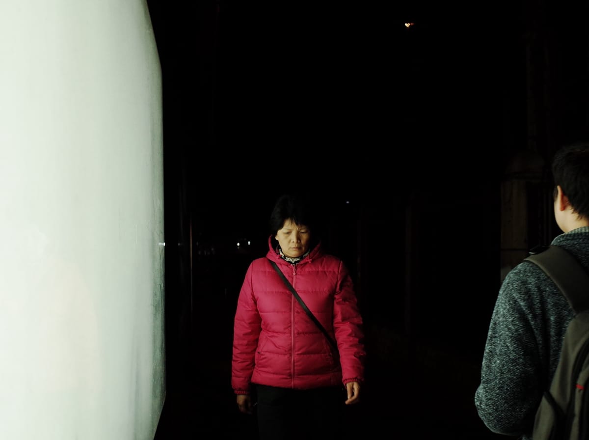 广告灯箱照亮夜行人, image 3