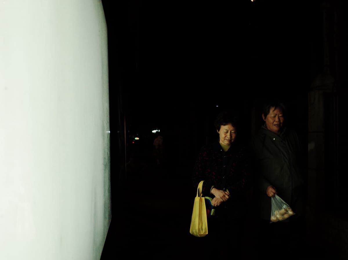 广告灯箱照亮夜行人, image 20
