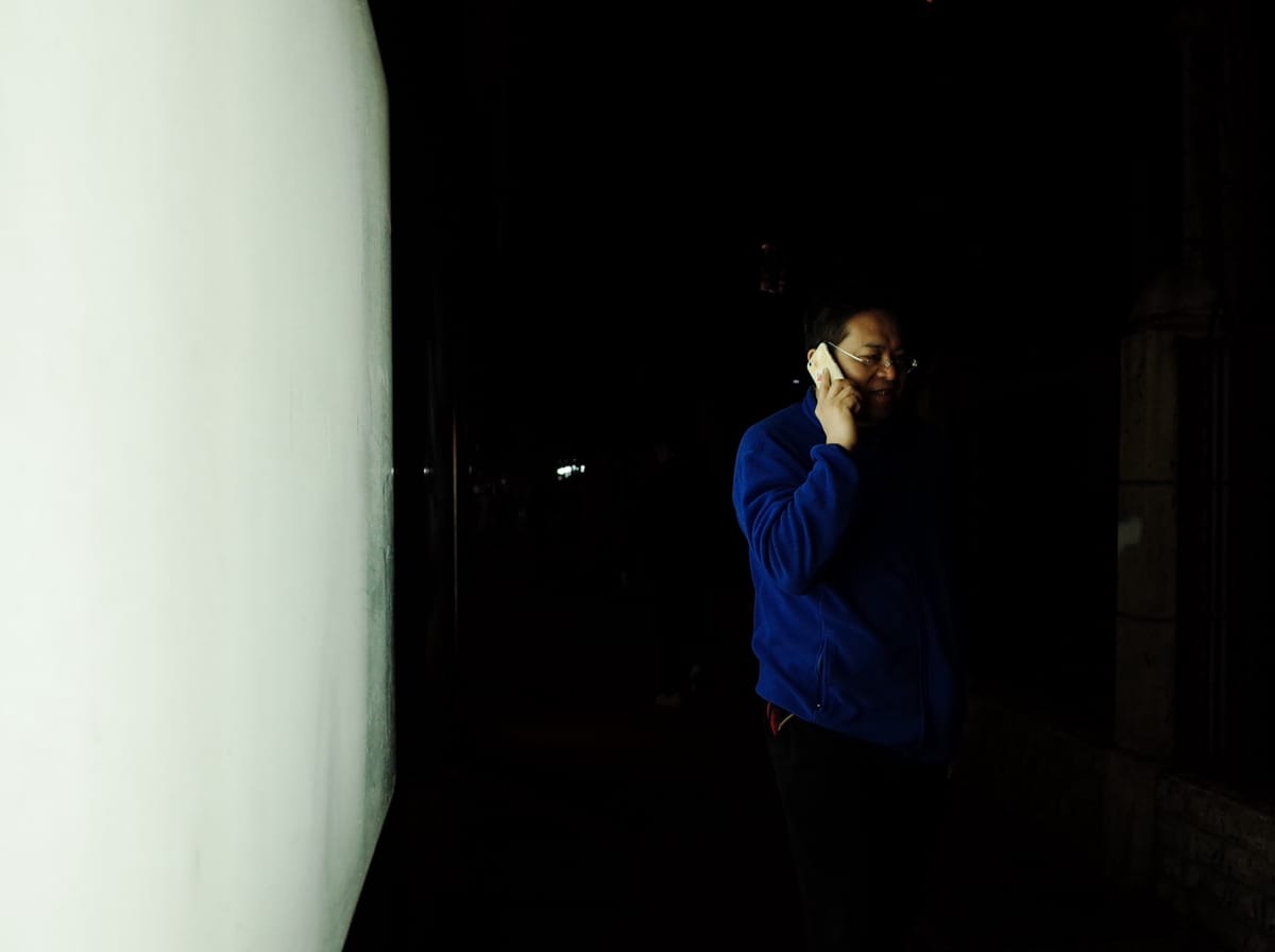 广告灯箱照亮夜行人, image 46