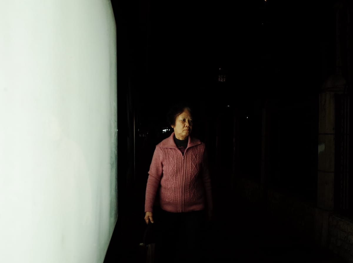 广告灯箱照亮夜行人, image 35