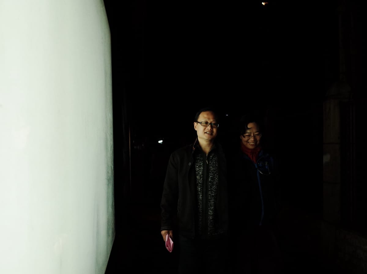 广告灯箱照亮夜行人, image 14