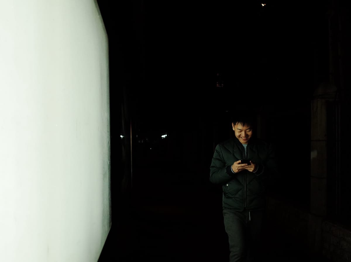 广告灯箱照亮夜行人, image 15