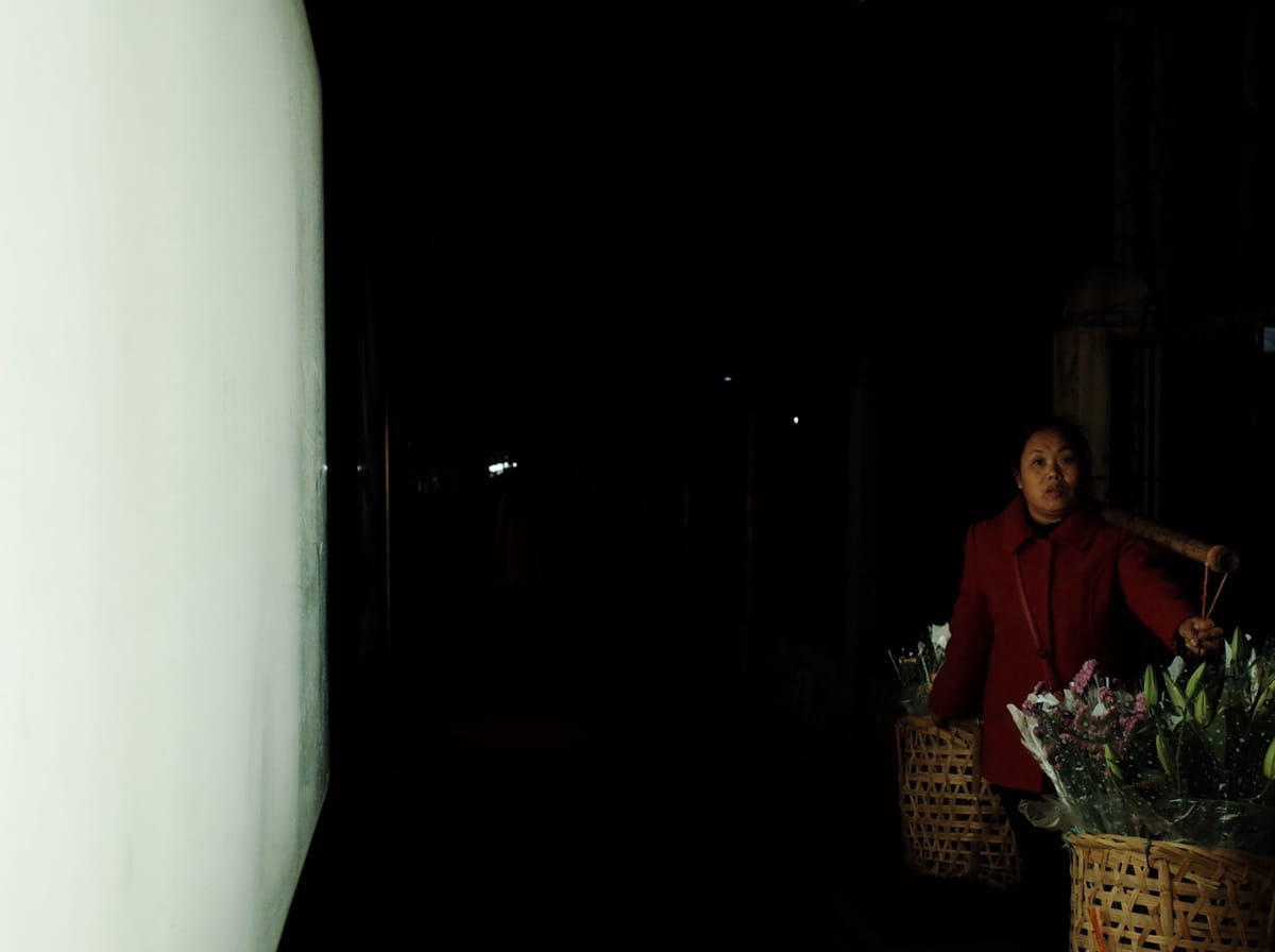 广告灯箱照亮夜行人, image 6