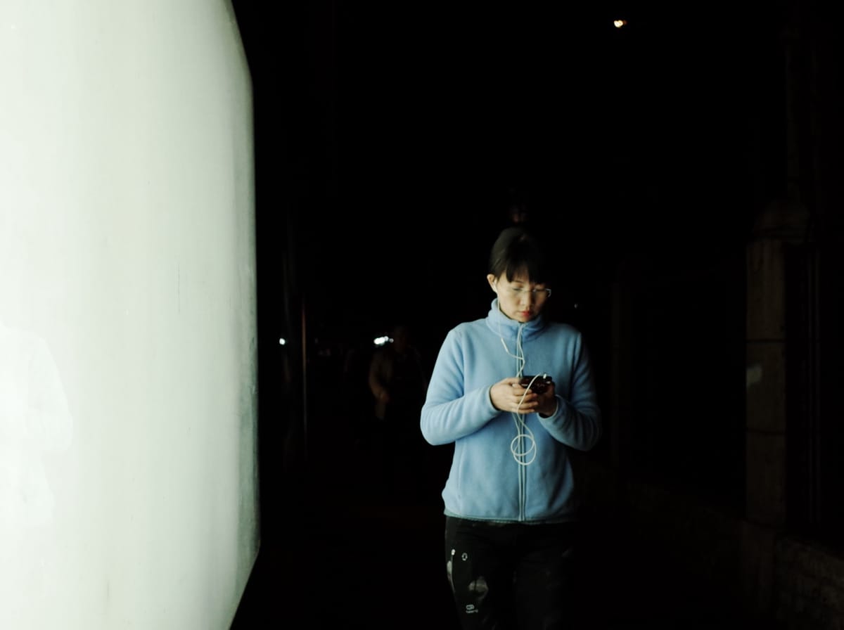 广告灯箱照亮夜行人, image 12