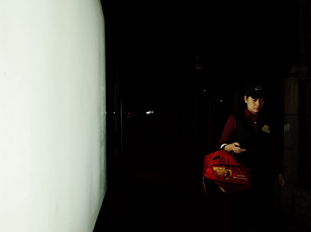 广告灯箱照亮夜行人, image 50