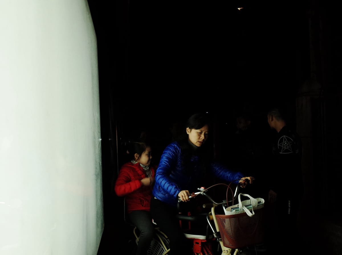 广告灯箱照亮夜行人, image 56