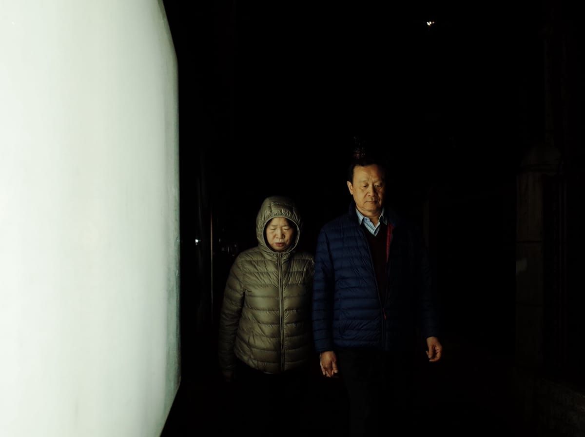 广告灯箱照亮夜行人, image 48