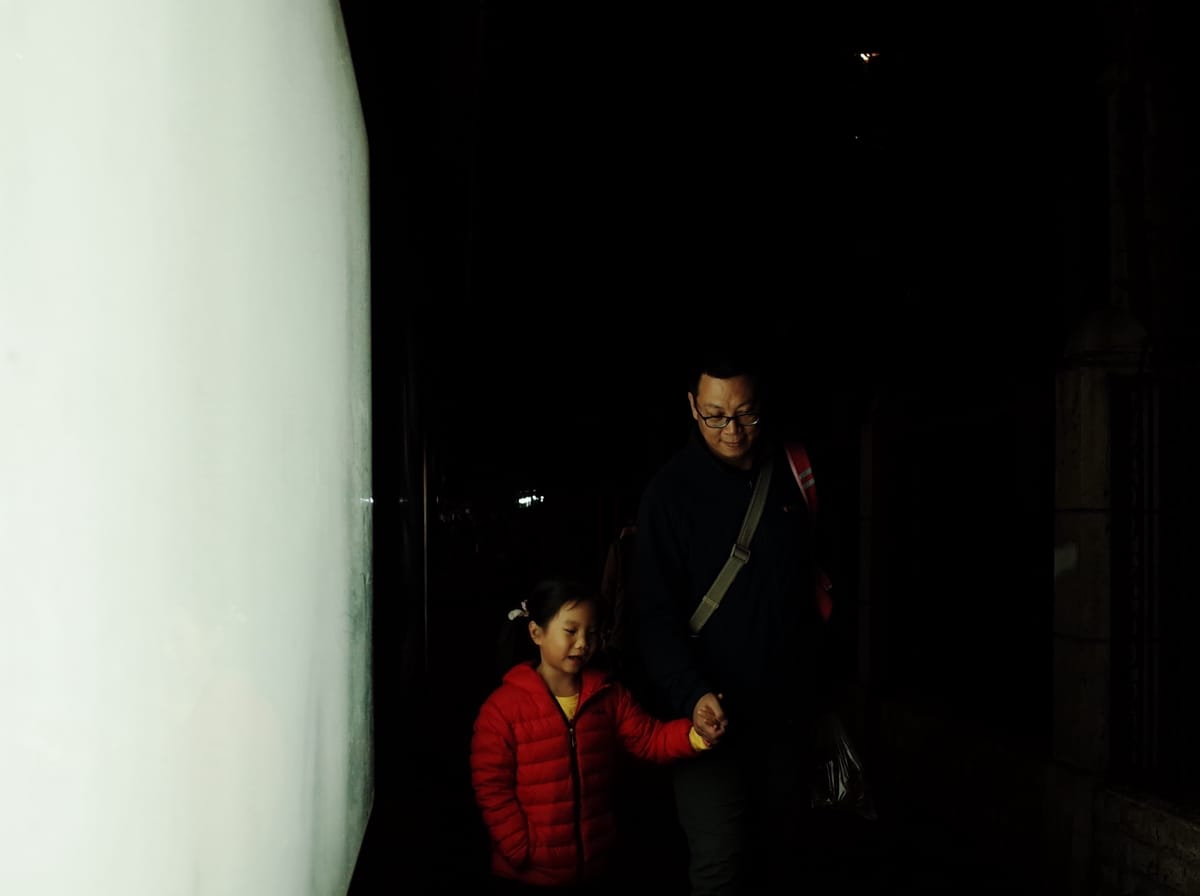 广告灯箱照亮夜行人, image 22