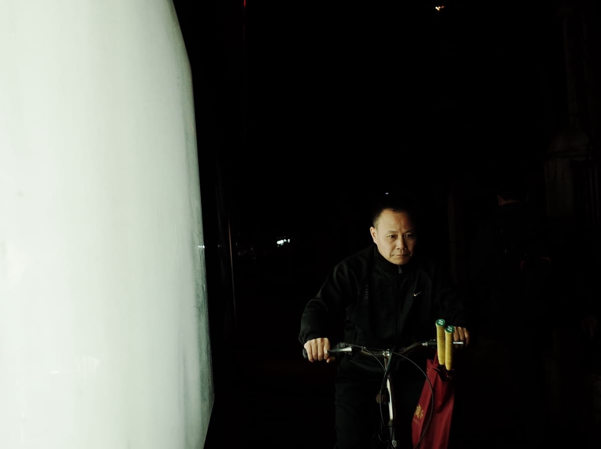 广告灯箱照亮夜行人, image 18