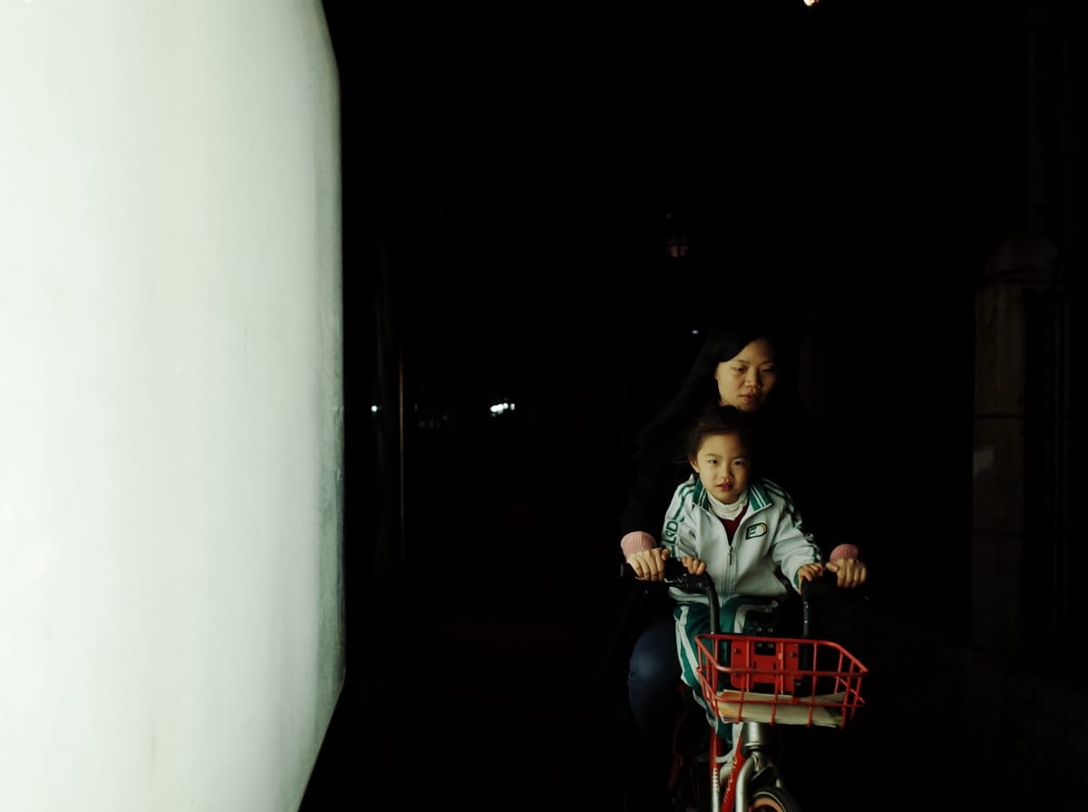 广告灯箱照亮夜行人, image 25