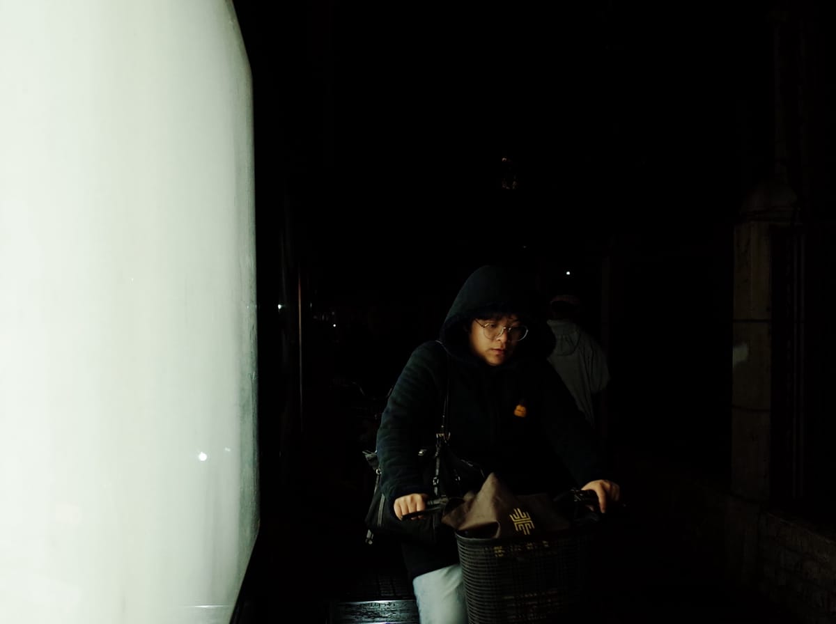 广告灯箱照亮夜行人, image 1