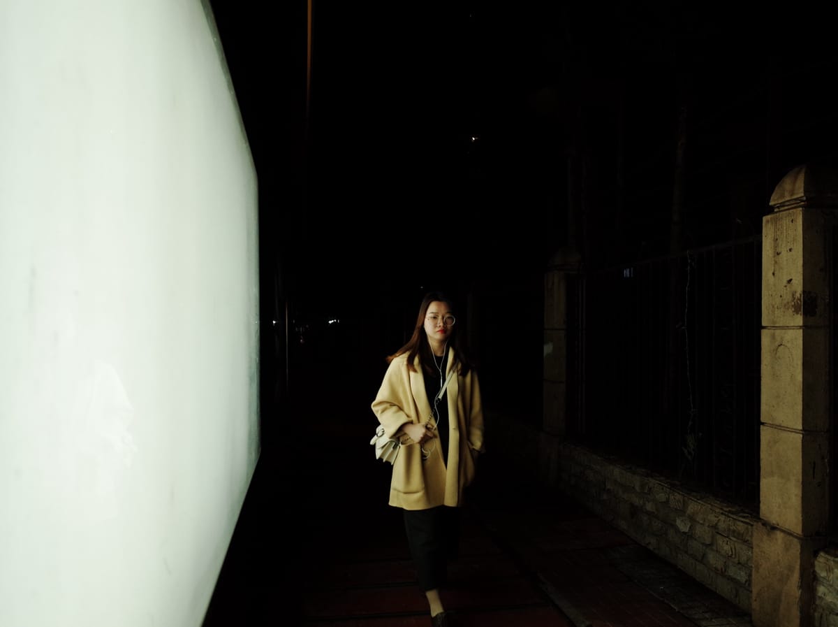 广告灯箱照亮夜行人, image 60