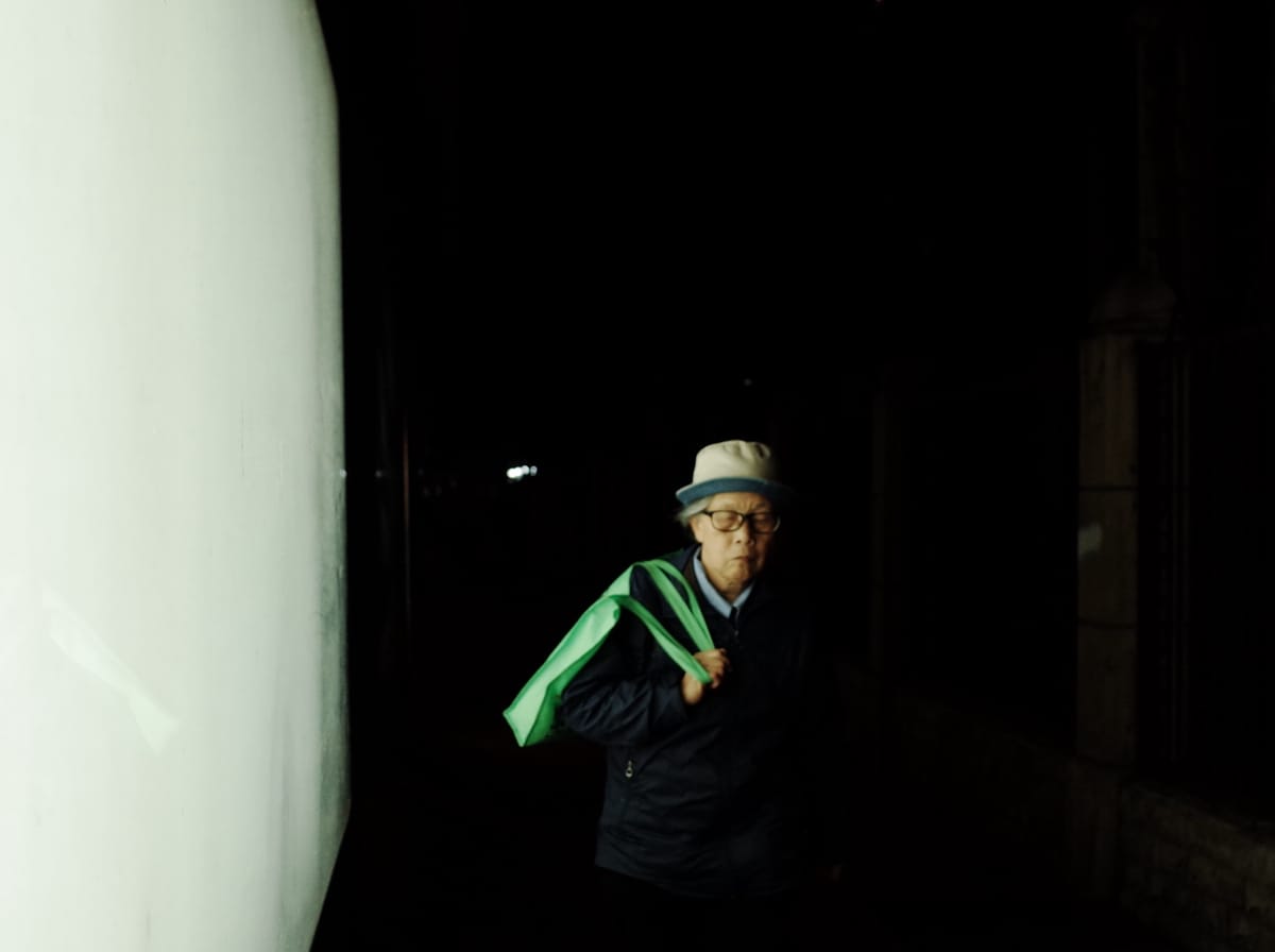 广告灯箱照亮夜行人, image 52