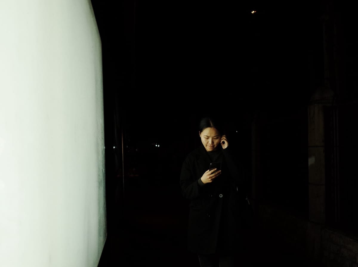广告灯箱照亮夜行人, image 9