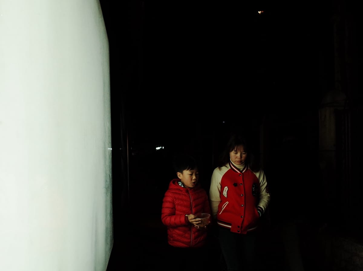 广告灯箱照亮夜行人, image 55