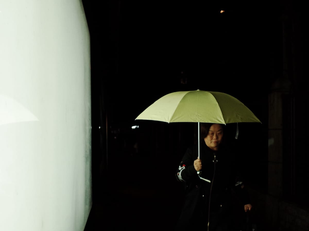 广告灯箱照亮夜行人, image 16