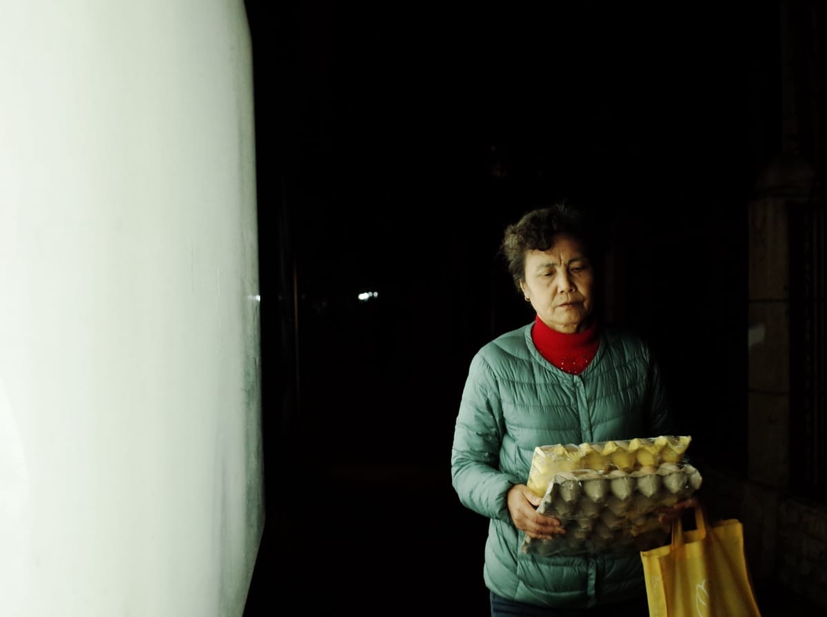 广告灯箱照亮夜行人, image 2