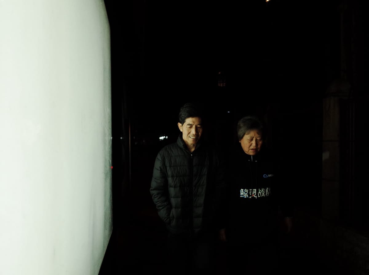 广告灯箱照亮夜行人, image 36
