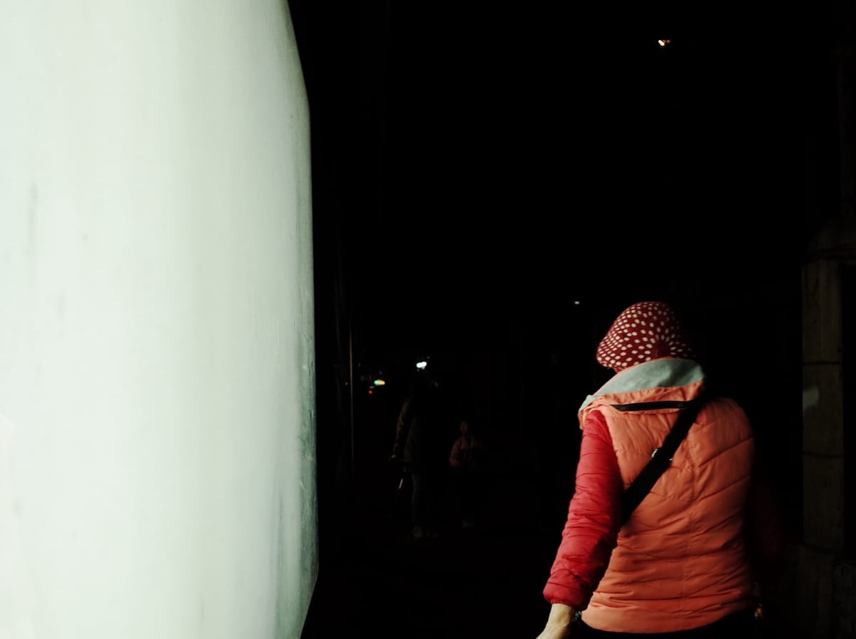 广告灯箱照亮夜行人, image 58