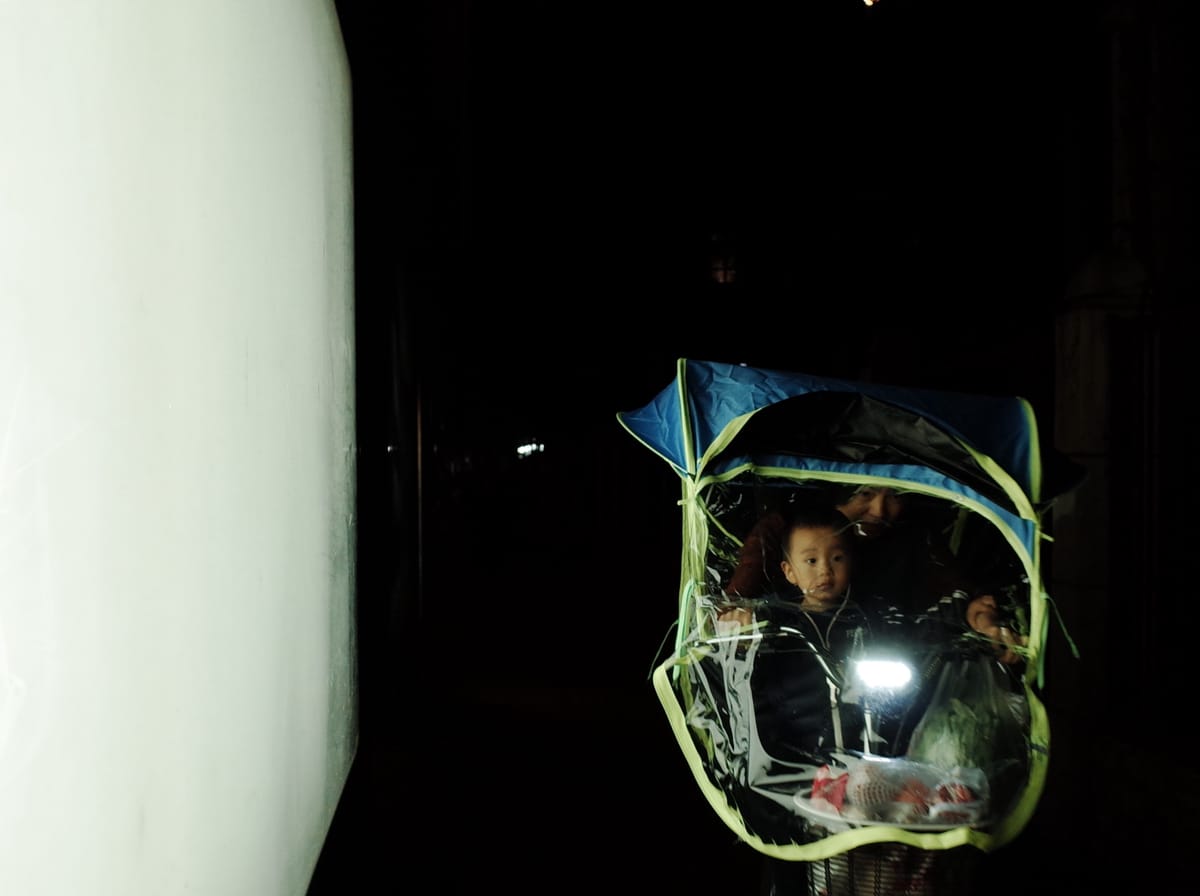 广告灯箱照亮夜行人, image 54