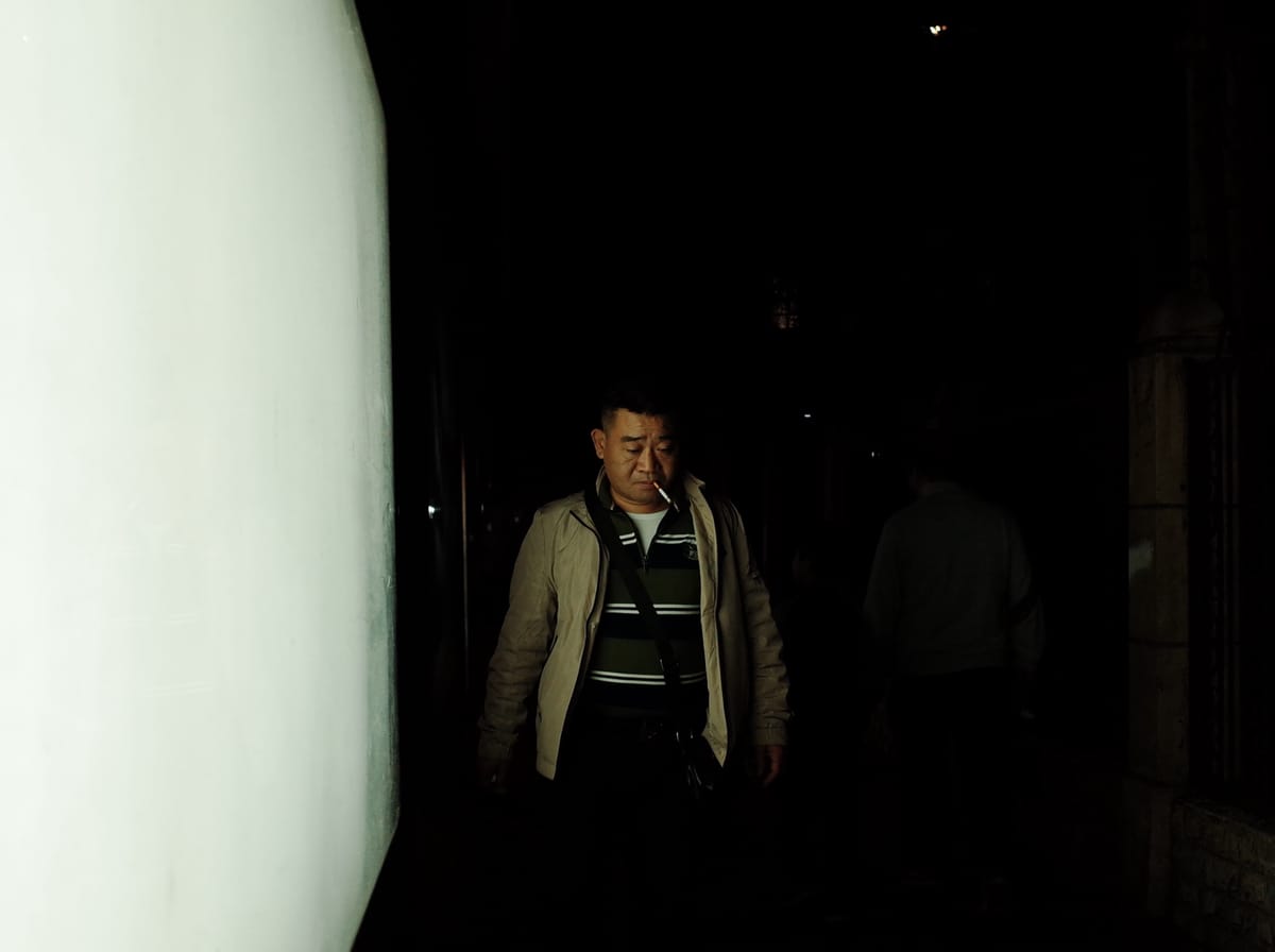 广告灯箱照亮夜行人, image 47