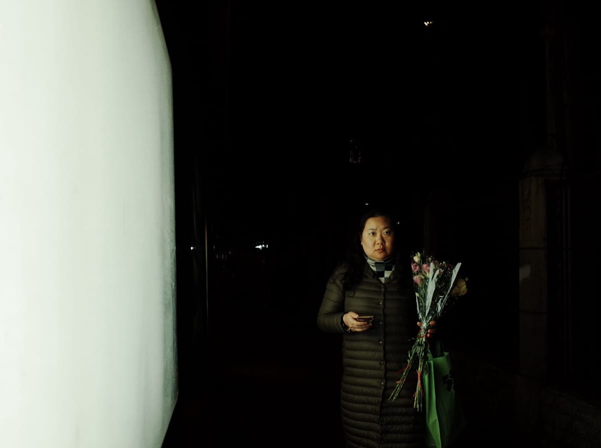 广告灯箱照亮夜行人, image 39