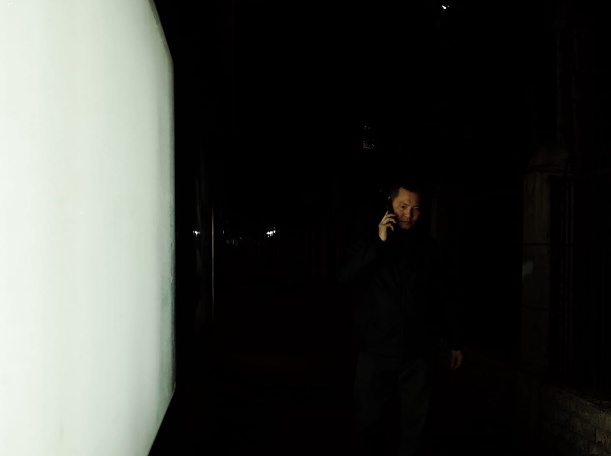 广告灯箱照亮夜行人, image 13