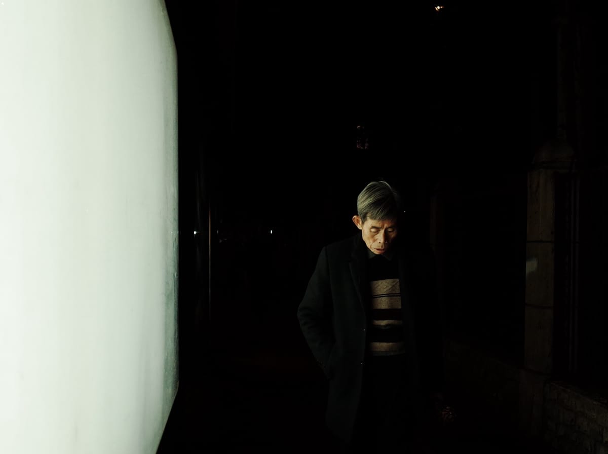 广告灯箱照亮夜行人, image 7