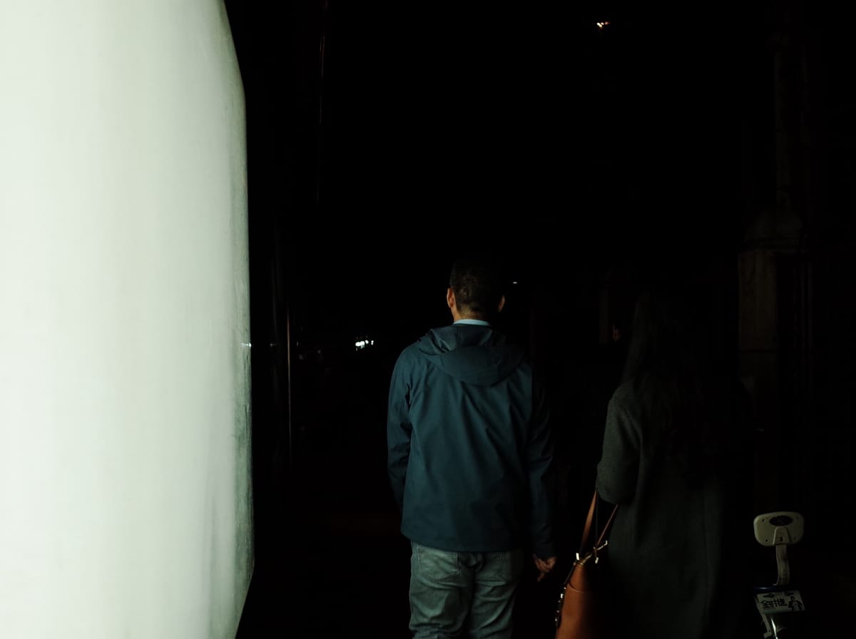 广告灯箱照亮夜行人, image 62