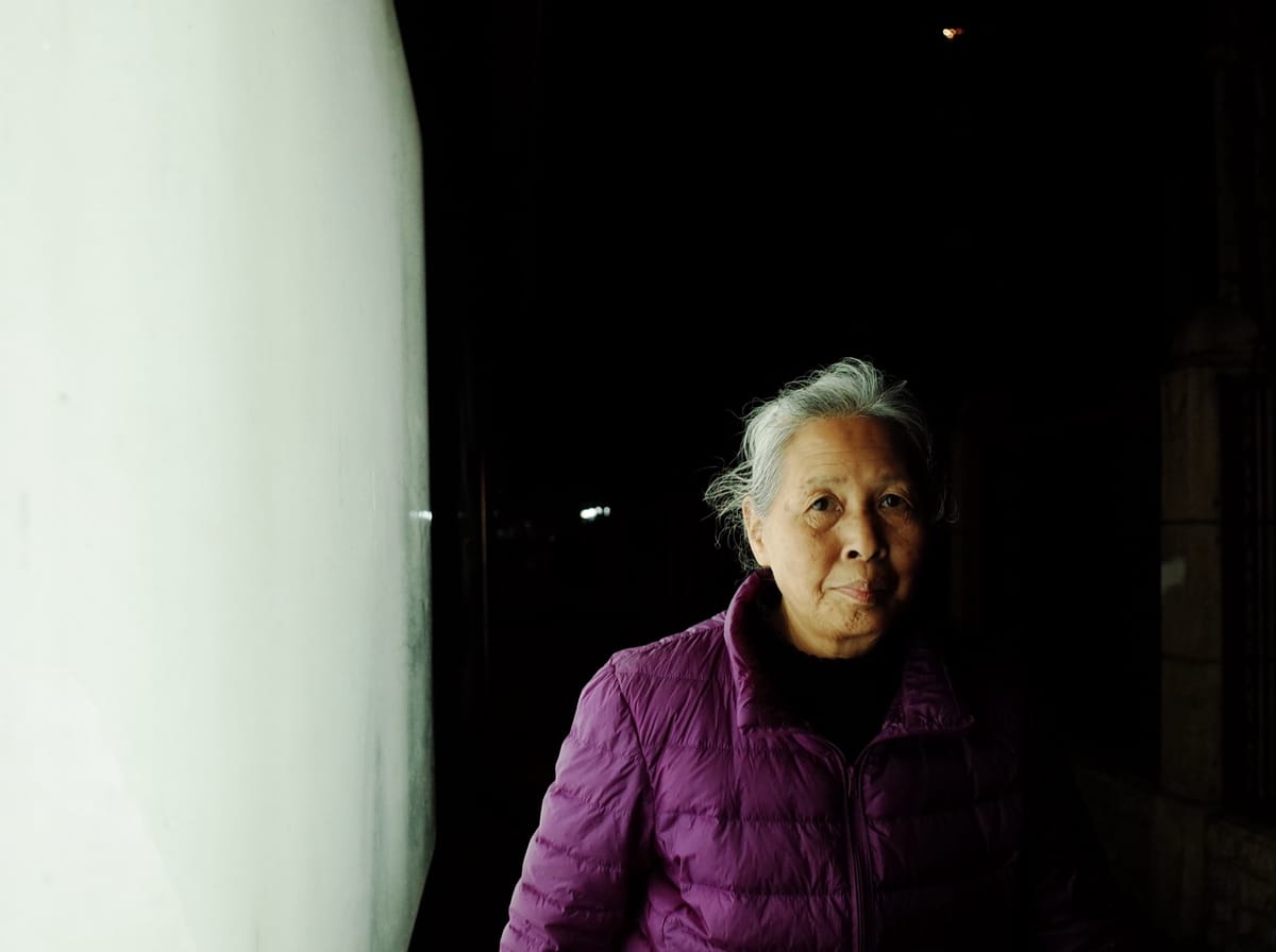 广告灯箱照亮夜行人, image 30